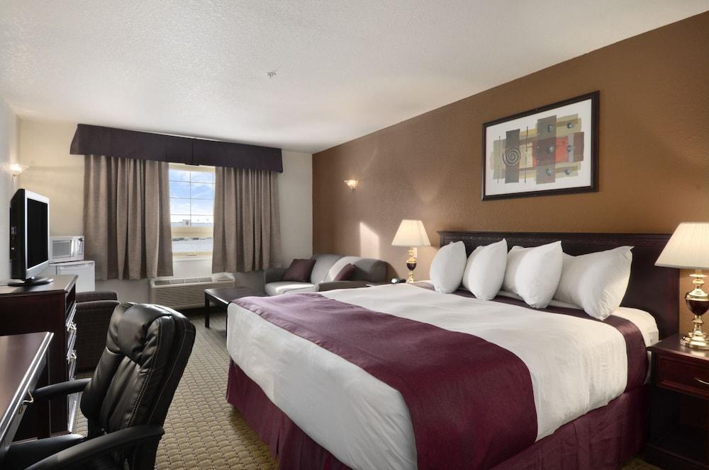 Ramada By Wyndham Red Deer Hotel & Suites Exterior photo